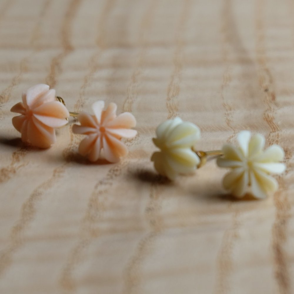Peach and White Flower Stud Earrings Set - Picture 3 of 3